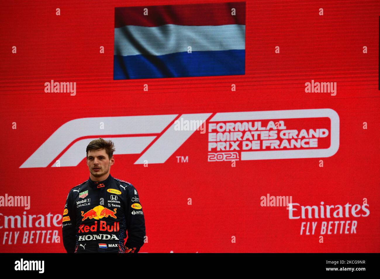 Il pilota olandese Max Verstappen, vincitore della Red Bull, festeggia sul podio alla fine del Gran Premio di Formula uno francese sul circuito Paul-Ricard di le Castellet, nel sud della Francia, il 20 giugno 2021. (Foto di Andrea Diodato/NurPhoto) Foto Stock