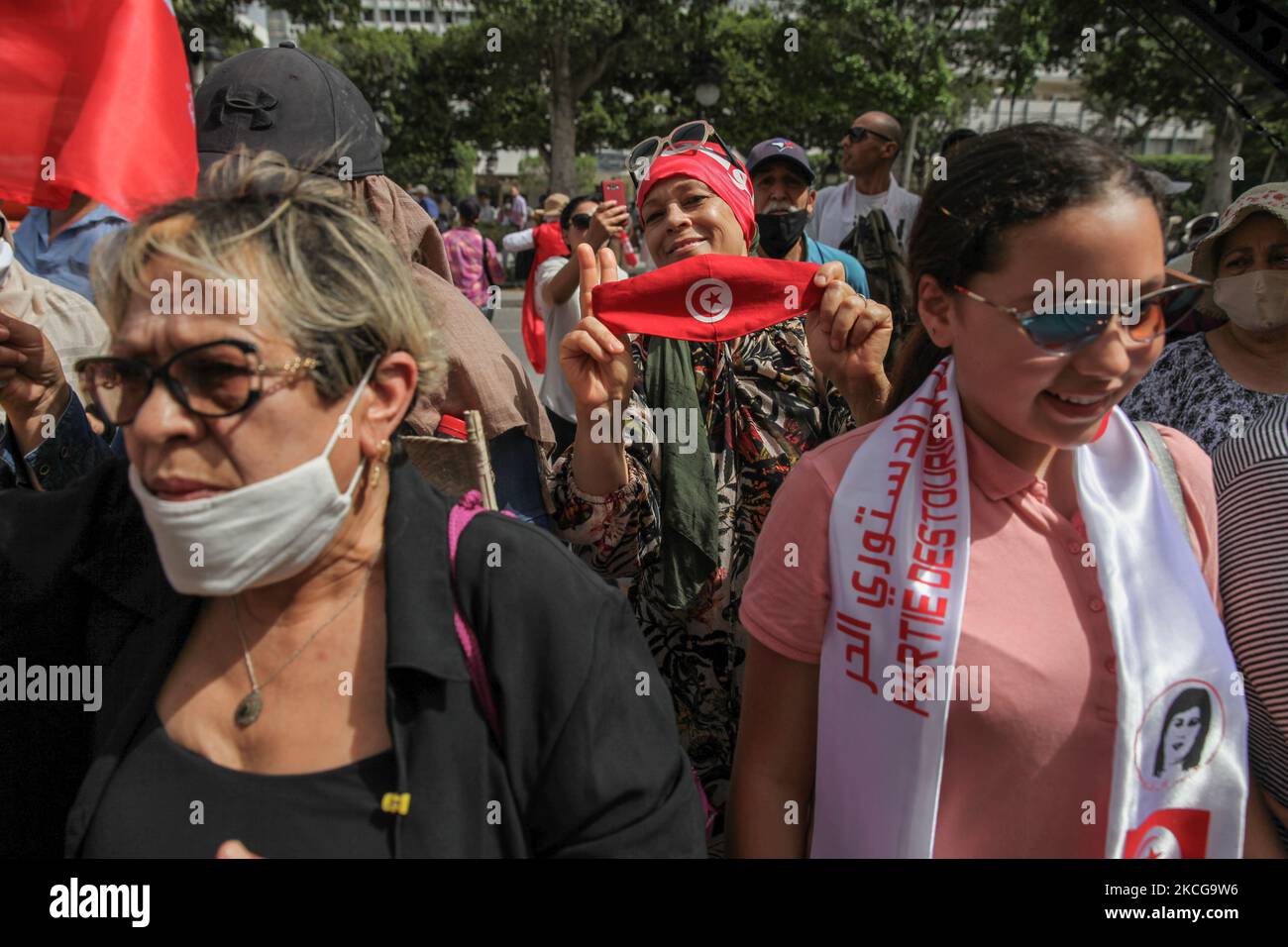 Una donna protesta tiene una maschera facciale di bandiera tunisina durante una manifestazione tenuta dal Partito libero Destouriano (PDL) di fronte al teatro comunale di Habib Bourguiba Avenue a Tunisi, Tunisia, il 19 giugno 2021, Protestare contro il partito islamista Ennahda e denunciare gli 'attacchi? Compiuti dal parlamento, dal governo e dalla presidenza della repubblica contro i leader e i membri del partito PDL. (Foto di Chardy ben Ibrahim/NurPhoto) Foto Stock