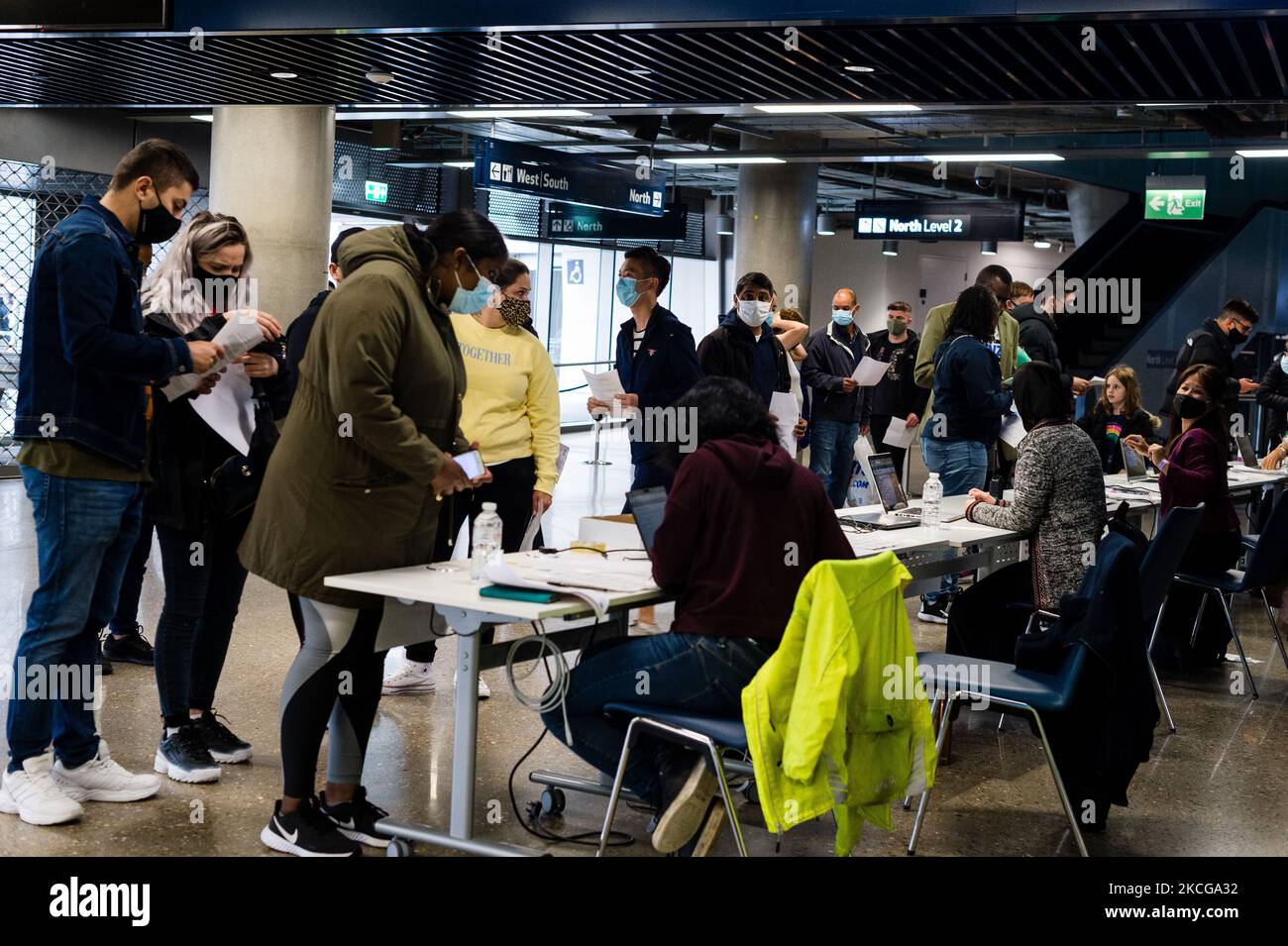 Membri della coda pubblica al Tottenham Hotspur Stadium nel nord di Londra, dove i vaccini COVID-19 sono offerti a tutti gli adulti di età superiore ai 18 anni a Londra, in Gran Bretagna, 20 giugno 2021. Diversi stadi sportivi in tutta la capitale vengono utilizzati come centri di vaccinazione di massa durante il fine settimana. (Foto di Maciek Musialek/NurPhoto) Foto Stock