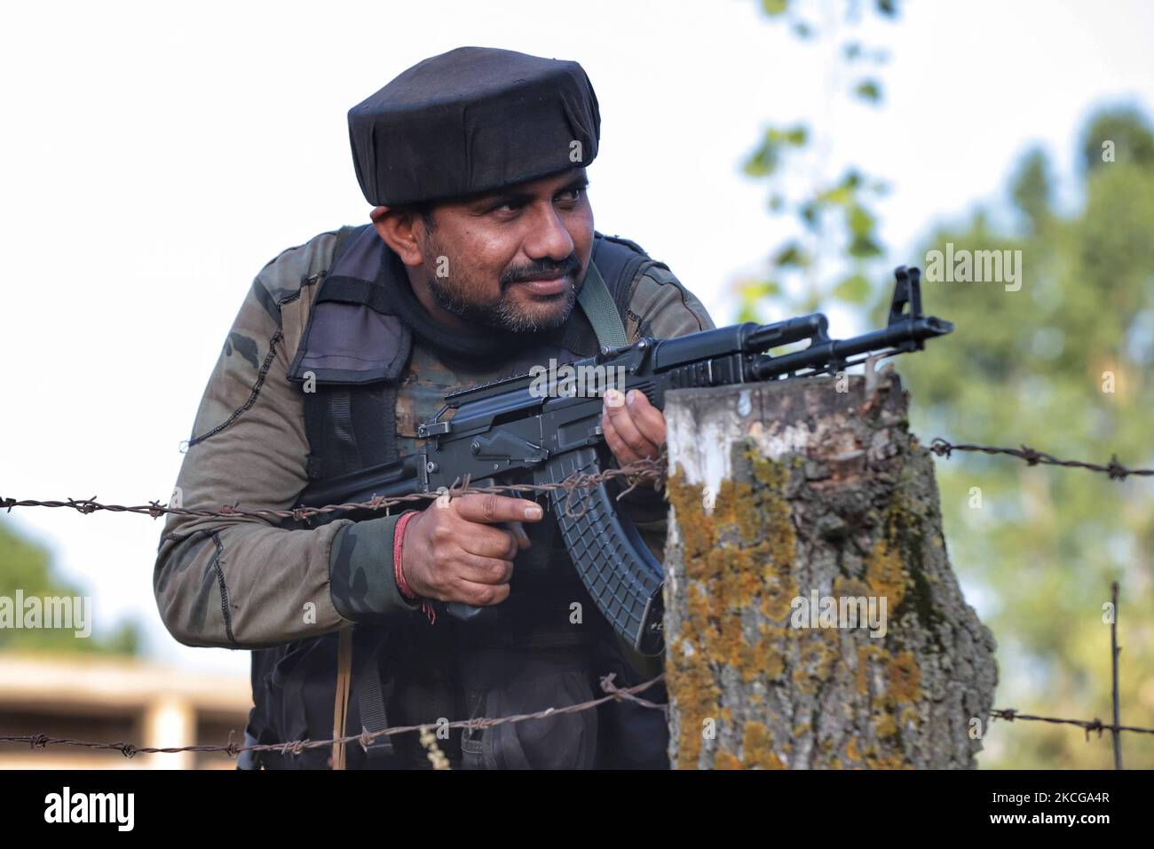 Un uomo dell'esercito indiano che prende il posto durante un incontro nella zona di Gund Brath a Sopore, distretto di Baramulla, Jammu e Kashmir, India il 21 giugno 2021. Tre militanti, tra cui un comandante di alto livello di Lashkar-e-Taiba (Let) Mudasir Pandit, sono stati uccisi in un incontro a Sopore di Jammu e Kashmir, iniziato la domenica sera, la polizia ha detto. La battaglia fu il risultato di un'operazione congiunta lanciata dall'esercito, dalla polizia di Jammu e Kashmir e dalla polizia della Central Reserve (CRPF). (Foto di Nasir Kachroo/NurPhoto) Foto Stock