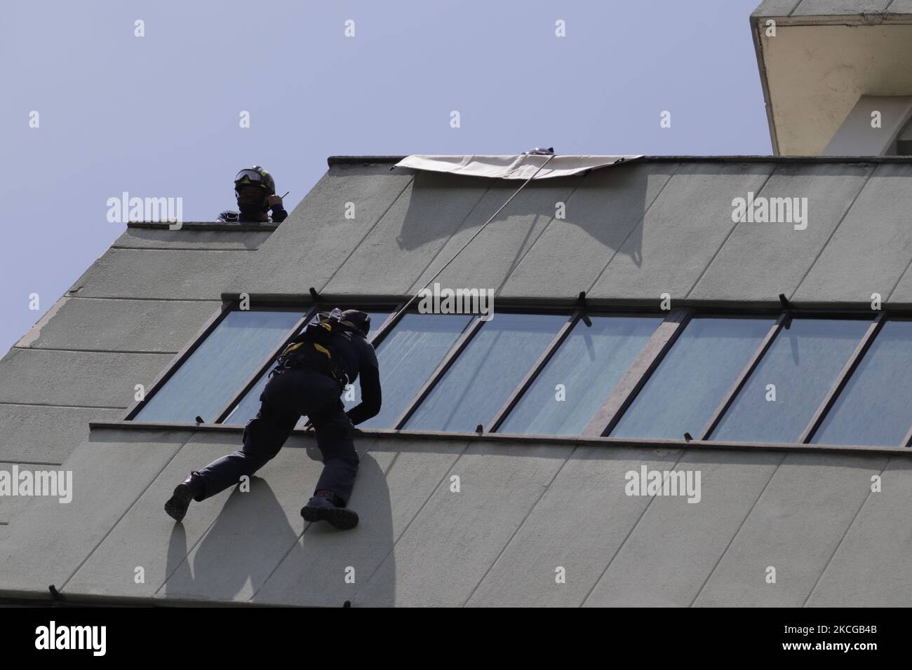 I membri dell'eroico Cuerpo de Bomberos (eroico Vigili del fuoco) svolgono un lavoro di salvataggio su una persona in un edificio durante il primo simulacro Nazionale 2021 tenutosi in Avenida Juárez, Città del Messico. Durante il simulacro, servizi di emergenza come vigili del fuoco, polizia, Croce Rossa e personale del Segretariato di Gestione integrale del rischio e protezione civile del capitale sono stati dispiegati in caso di terremoto di 8,1 Richter con un epicentro a Guerrero, con una percezione molto forte. (Foto di Gerardo Vieyra/NurPhoto) Foto Stock