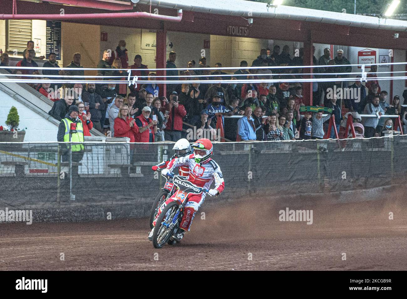 Tobiasz Musielak (Polonia) attraversa il traguardo in caldo 18 per vincere la riunione con un massimo di 15 punti durante il FIM Speedway Grand Prix Qualificative Round presso lo Stadio Peugeot Ashfield di Glasgow sabato 19th giugno 2021. (Foto di Ian Charles/MI News/NurPhoto) Foto Stock