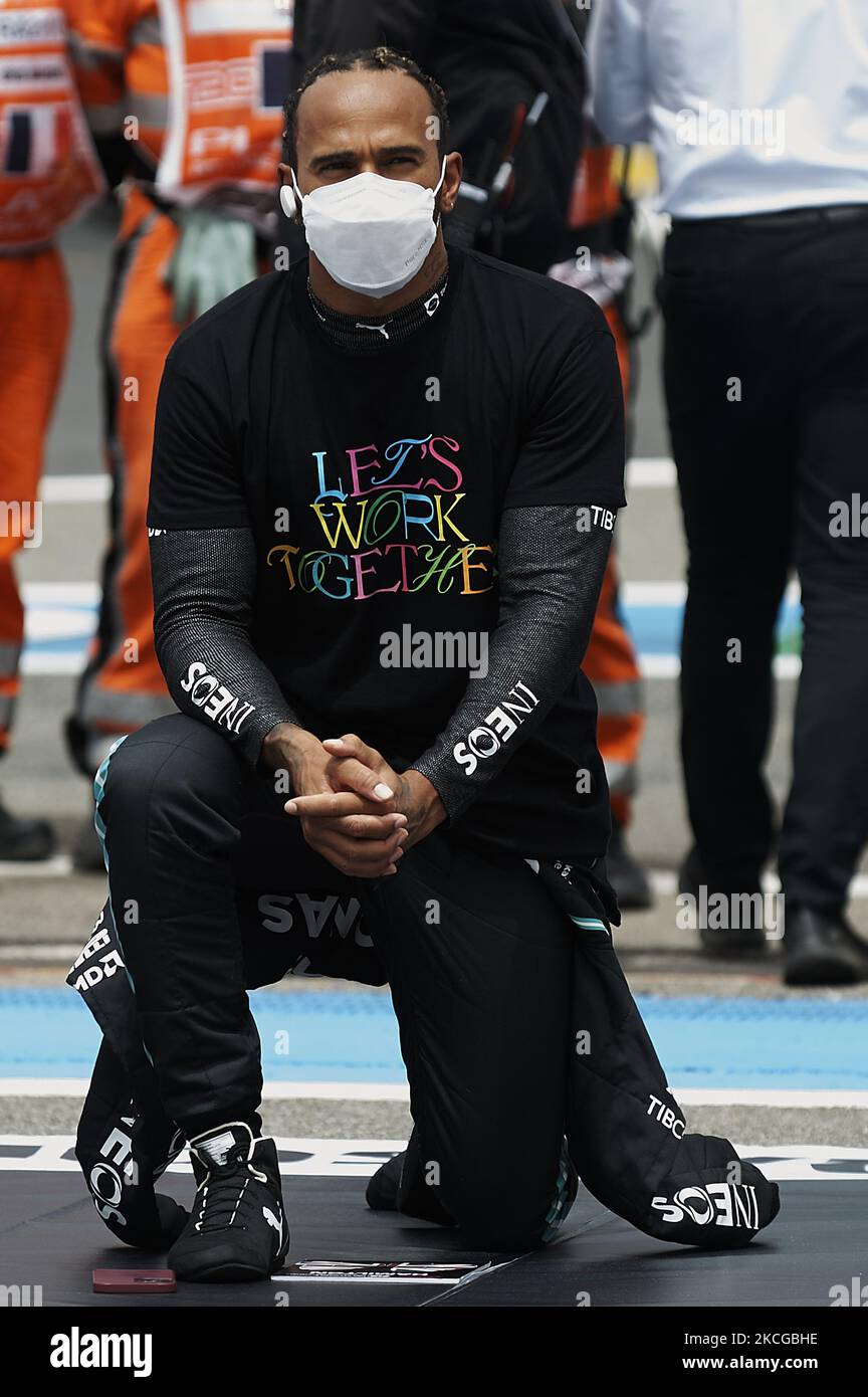 Lewis Hamilton di Gran Bretagna e la (44) Mercedes AMG Petronas F1 Team prende un ginocchio in griglia a sostegno del movimento Black Lives Matter prima del Gran Premio di Francia F1 sul circuito Paul Ricard il 27 giugno 2021 a le Castellet, Francia. (Foto di Jose Breton/Pics Action/NurPhoto) Foto Stock