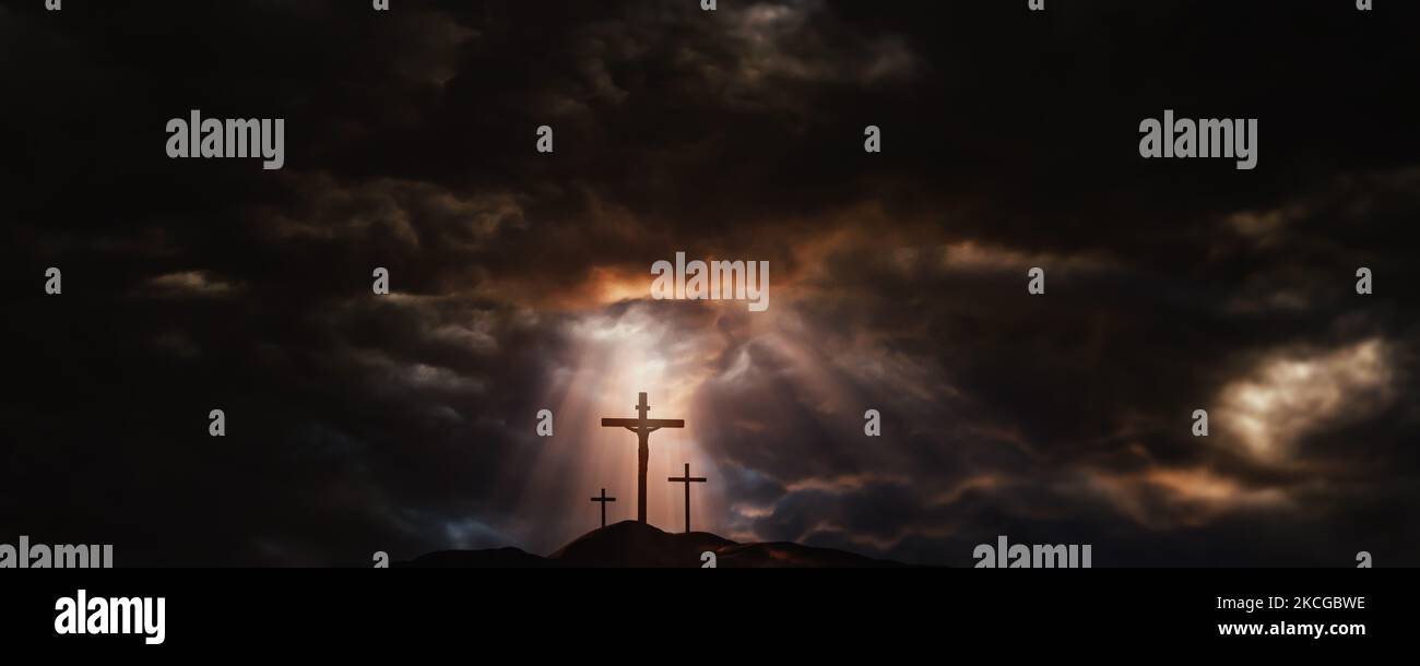 Il cielo maestoso e le nuvole scure rotolano dentro con una tempesta, e un fascio di luce e luce splende sulla Santa croce, simbolizzando la morte e la risurrezione Foto Stock