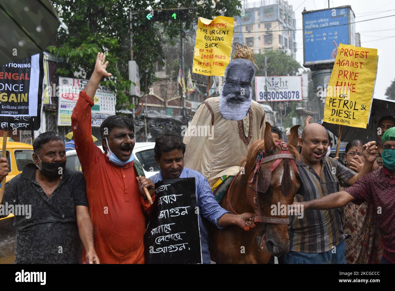 Il Congresso nazionale indiano ha deciso di mettere in scena una protesta simbolica a livello nazionale contro l'aumento dei prezzi del carburante che hanno attraversato il 100 a Kolkata, in India, il 23 giugno 2021. Una richiesta controversa da parte di alcuni leader del BJP che chiedono una divisione del Bengala Occidentale, con la creazione di un nuovo territorio dell'Unione del Bengala Settentrionale. (Foto di Sukhomoy Sen/NurPhoto) Foto Stock