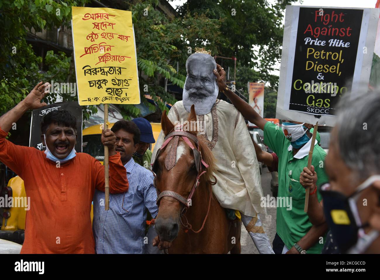 Il Congresso nazionale indiano ha deciso di mettere in scena una protesta simbolica a livello nazionale contro l'aumento dei prezzi del carburante che hanno attraversato il 100 a Kolkata, in India, il 23 giugno 2021. Una richiesta controversa da parte di alcuni leader del BJP che chiedono una divisione del Bengala Occidentale, con la creazione di un nuovo territorio dell'Unione del Bengala Settentrionale. (Foto di Sukhomoy Sen/NurPhoto) Foto Stock