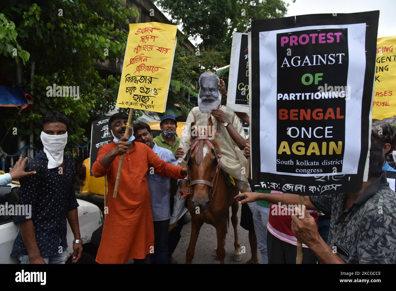 Il Congresso nazionale indiano ha deciso di mettere in scena una protesta simbolica a livello nazionale contro l'aumento dei prezzi del carburante che hanno attraversato il 100 a Kolkata, in India, il 23 giugno 2021. Una richiesta controversa da parte di alcuni leader del BJP che chiedono una divisione del Bengala Occidentale, con la creazione di un nuovo territorio dell'Unione del Bengala Settentrionale. (Foto di Sukhomoy Sen/NurPhoto) Foto Stock