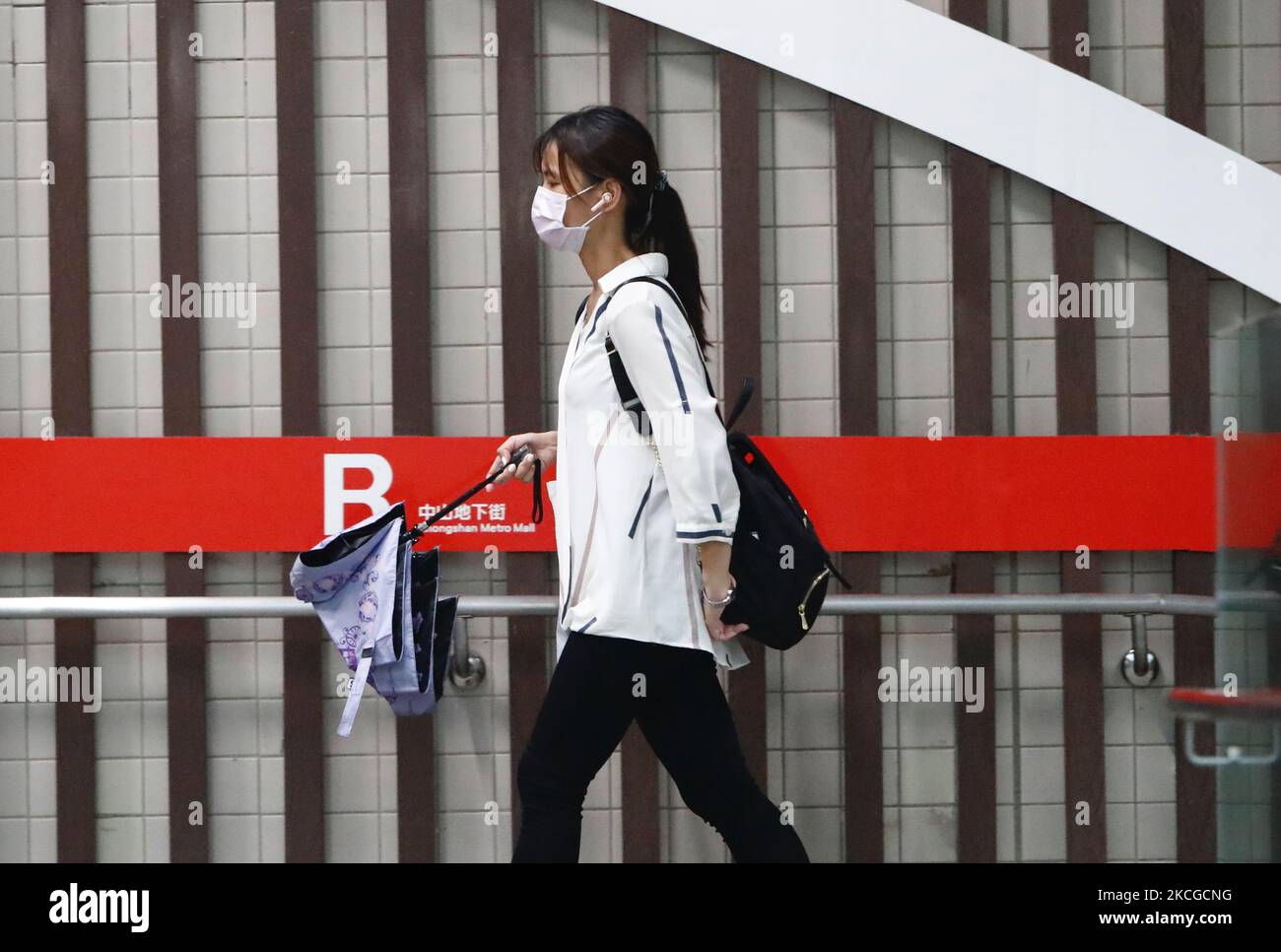 Le persone che indossano maschere facciali viste in una delle principali stazioni ferroviarie della metropolitana di Taipei, mentre Taiwan estende il suo allarme di livello 3 di Covid-19 al 12 luglio, in un aumento di infezioni domestiche e morti che induce una carenza di fornitura di vaccini, a Taipei, Taiwan, il 23 giugno 2021. (Foto di Ceng Shou Yi/NurPhoto) Foto Stock