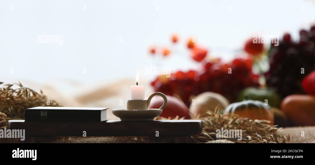Chiesa decorazione di ringraziamento e sfondo con bibbia, candela e frutta e grano Foto Stock