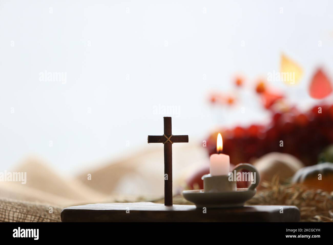 Chiesa di ringraziamento frutta decorazione e sfondo con candele e croce di Gesù Foto Stock