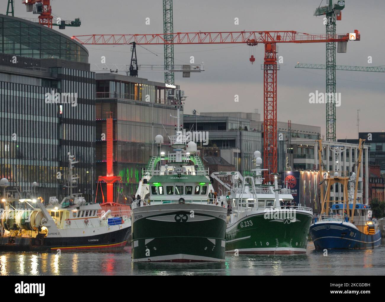 Barche da pesca che lasciano Dublino mentre navigano lungo il fiume Liffey questa sera. I pescatori hanno protestato oggi a Dublino contro la mancanza di sostegno da parte del governo irlandese contro la politica comune della pesca dell'UE. Mercoledì 23 giugno 2021 a Dublino, Irlanda. (Foto di Artur Widak/NurPhoto) Foto Stock