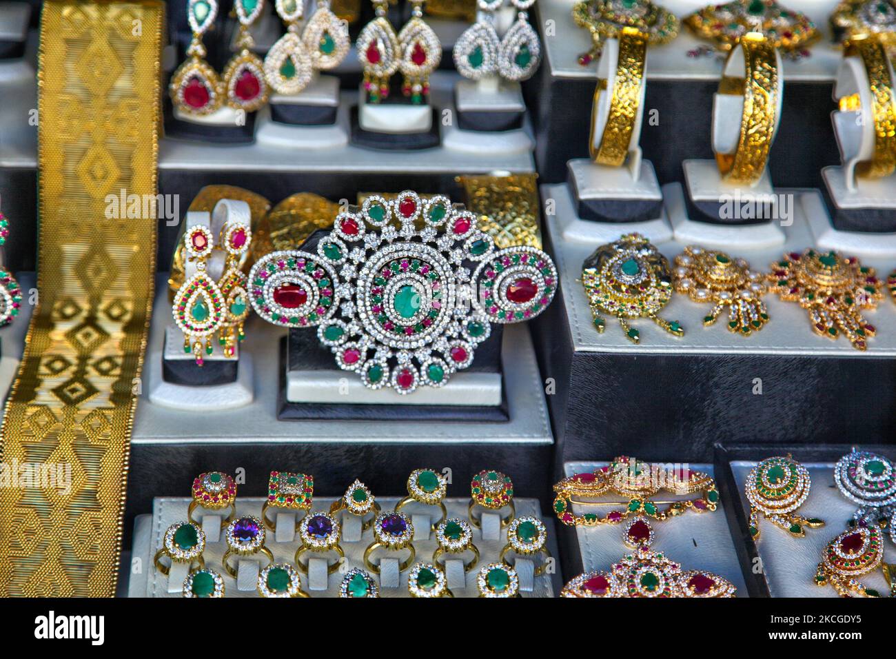 Gioielli e accessori per matrimoni tradizionali marocchini in mostra presso una gioielleria a Fez, Marocco, Africa. (Foto di Creative Touch Imaging Ltd./NurPhoto) Foto Stock