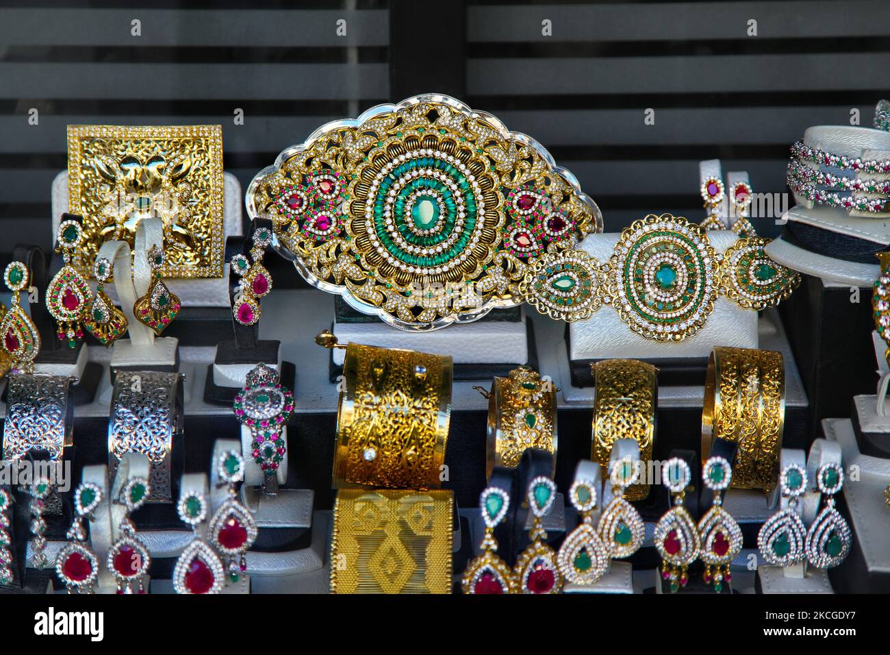 Gioielli e accessori per matrimoni tradizionali marocchini in mostra presso una gioielleria a Fez, Marocco, Africa. (Foto di Creative Touch Imaging Ltd./NurPhoto) Foto Stock