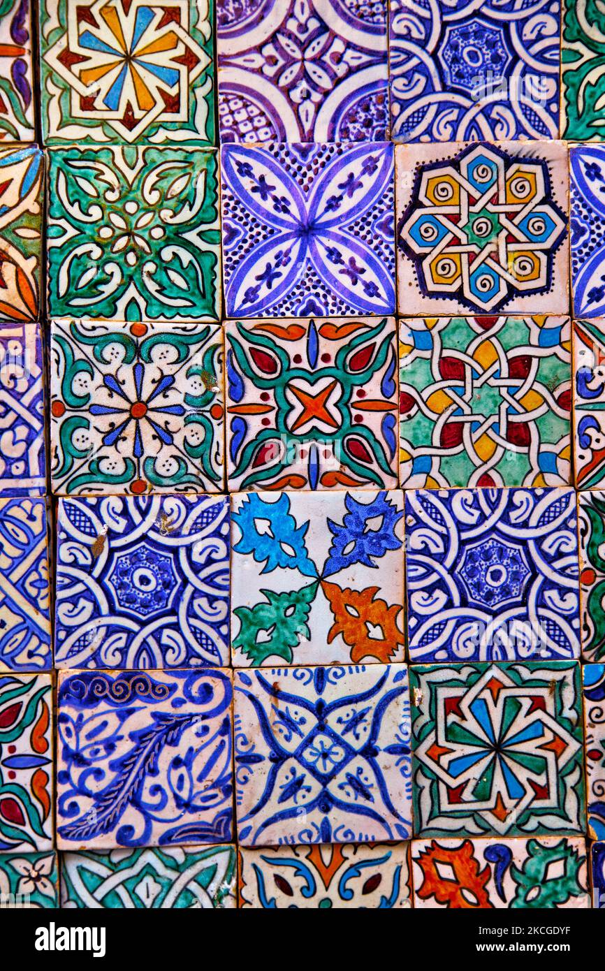 Piastrelle ceramiche decorative in vendita nel Maristan Sidi Frej nella medina (città vecchia) di Fez in Marocco, Africa. Il Maristan di Sidi Frej o Maristan di Fez era un maristan storico a Fez, Marocco. Fu fondata dai Marinidi nel 13th ° secolo e funse da ospedale e come ospizio per gli indigenti e malati mentali fino al 20th ° secolo. (Foto di Creative Touch Imaging Ltd./NurPhoto) Foto Stock