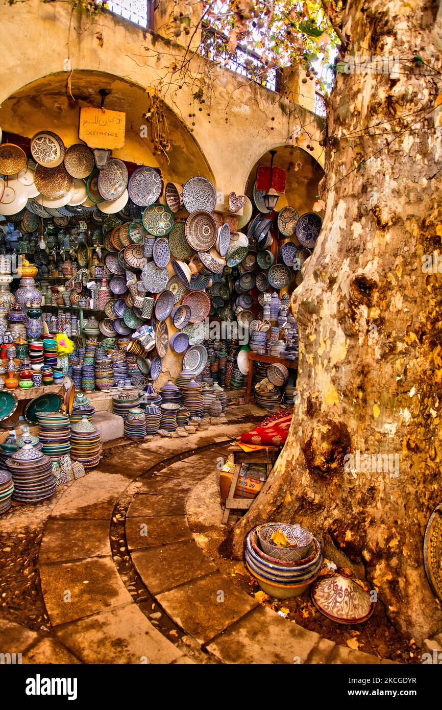 Ceramica in vendita nel Maristan Sidi Frej nella medina (città vecchia) di Fez in Marocco, Africa. Il Maristan di Sidi Frej o Maristan di Fez era un maristan storico a Fez, Marocco. Fu fondata dai Marinidi nel 13th ° secolo e funse da ospedale e come ospizio per gli indigenti e malati mentali fino al 20th ° secolo. (Foto di Creative Touch Imaging Ltd./NurPhoto) Foto Stock