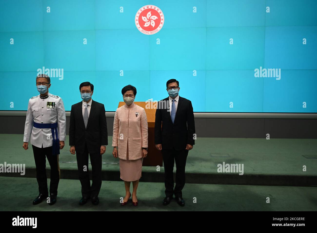 Da sinistra a destra nuovo commissario della polizia Siu Chak-yee, segretario generale dell'amministrazione, sig. John Lee Ka-chiu, attuale direttore generale, sig.ra Carrie Lam, segretario per la sicurezza, sig. Tang Ping-keung, Posa per una foto di gruppo prima di una conferenza stampa a Hong Kong, venerdì 25 giugno 2021. Oggi il governo di Hong Kong ha annunciato un rimpasto del gabinetto che ha rimosso l'attuale segretario generale dell'amministrazione Matthew Cheung. (Foto di Vernon Yuen/NurPhoto) Foto Stock