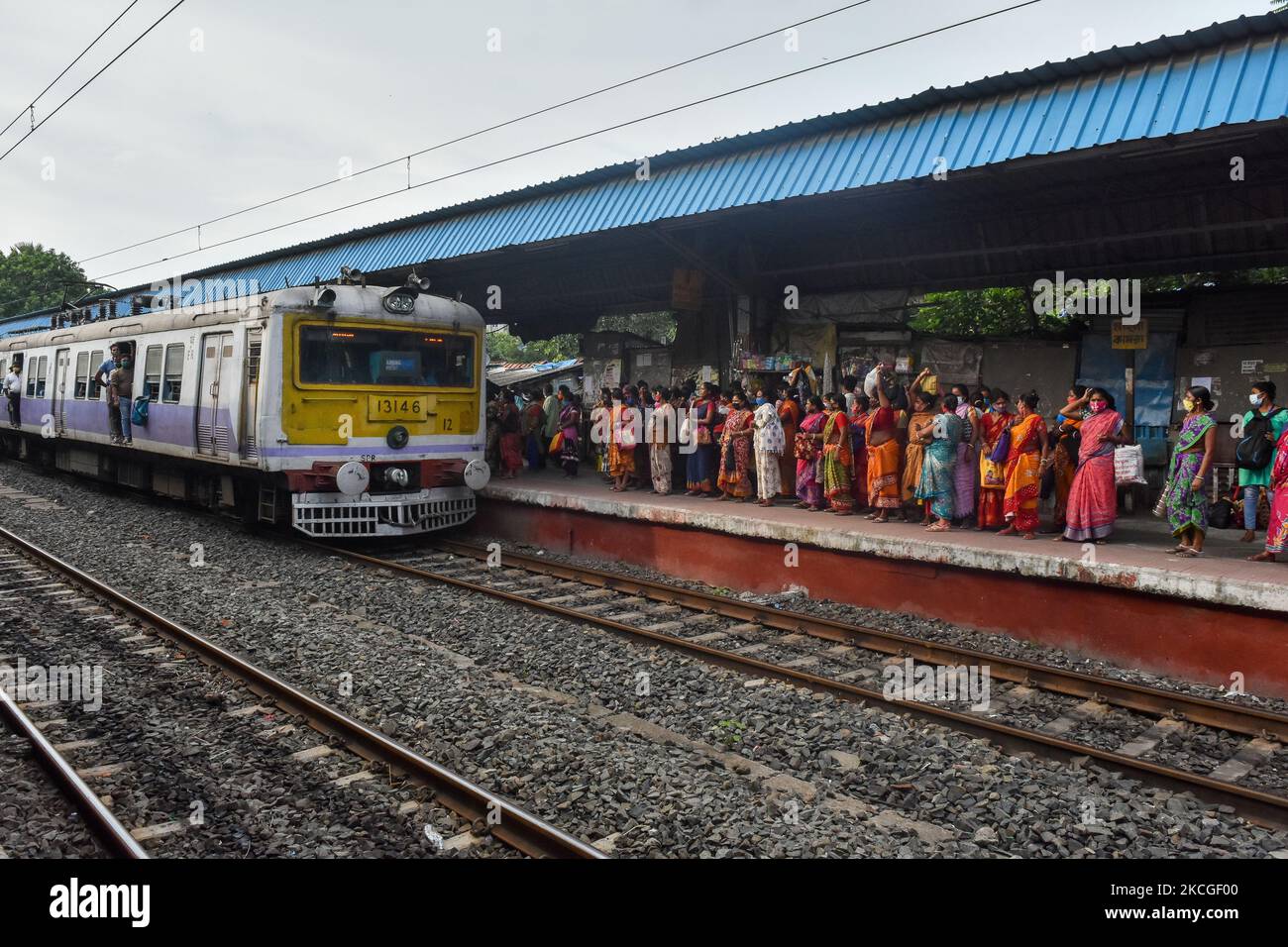 Persone che non seguono folle di distanza sociale a bordo di un treno speciale del personale che corre per trasportare i lavoratori di servizio essenziali a Kolkata, India, il 25 giugno 2021. Il governo indiano mette in guardia i cittadini a seguire tutti i protocolli COVID per evitare una possibile terza epidemia a causa della nuova variante Delta Plus trovato di coronavirus secondo i media report. (Foto di Debarchan Chatterjee/NurPhoto) Foto Stock