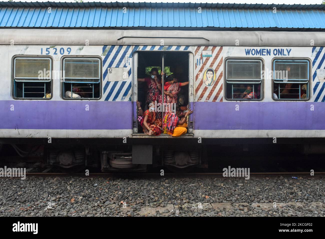 Le Signore affollano un compartimento ferroviario in seguito a nessun protocollo sociale di distanza a Kolkata, India, il 25 giugno 2021. Il governo indiano mette in guardia i cittadini a seguire tutti i protocolli COVID per evitare una possibile terza epidemia a causa della nuova variante Delta Plus trovato di coronavirus secondo i media report. (Foto di Debarchan Chatterjee/NurPhoto) Foto Stock
