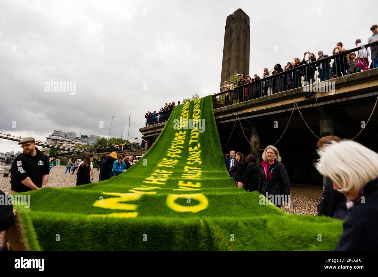 Extinction gli attivisti della ribellione procedono con una bandiera d'erba al Tamigi che dice ai governi di agire ora in testa al COP26 a Londra, in Gran Bretagna, 25 giugno 2021. Il COP26 è una Conferenza delle Nazioni Unite sui cambiamenti climatici che si terrà a Glasgow, in Scozia, nel novembre di quest'anno. (Foto di Maciek Musialek/NurPhoto) Foto Stock