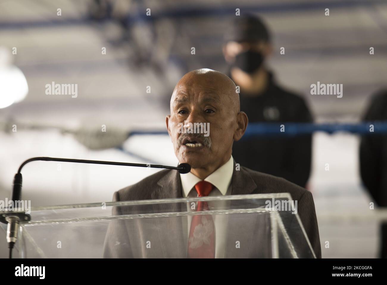 Jose Guadalupe Pintor Guzman 'Lupe Pintor' partecipa all'inaugurazione della scuola di boxe nella parte settentrionale della capitale messicana nella Narciso Bassols?neiborhood del quartiere Gustavo A. Madero il 25 giugno 2021, a Città del Messico, Messico. (Foto di Cristian Leyva/NurPhoto) Foto Stock