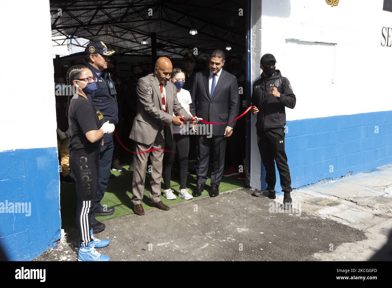 Jose Guadalupe Pintor Guzman 'Lupe Pintor' e Omar Garcia Harfuch partecipano all'inaugurazione della scuola di boxe nella parte settentrionale della capitale messicana nella Narciso Bassols?neiborhood del quartiere Gustavo A. Madero il 25 giugno 2021, a Città del Messico, Messico. (Foto di Cristian Leyva/NurPhoto) Foto Stock