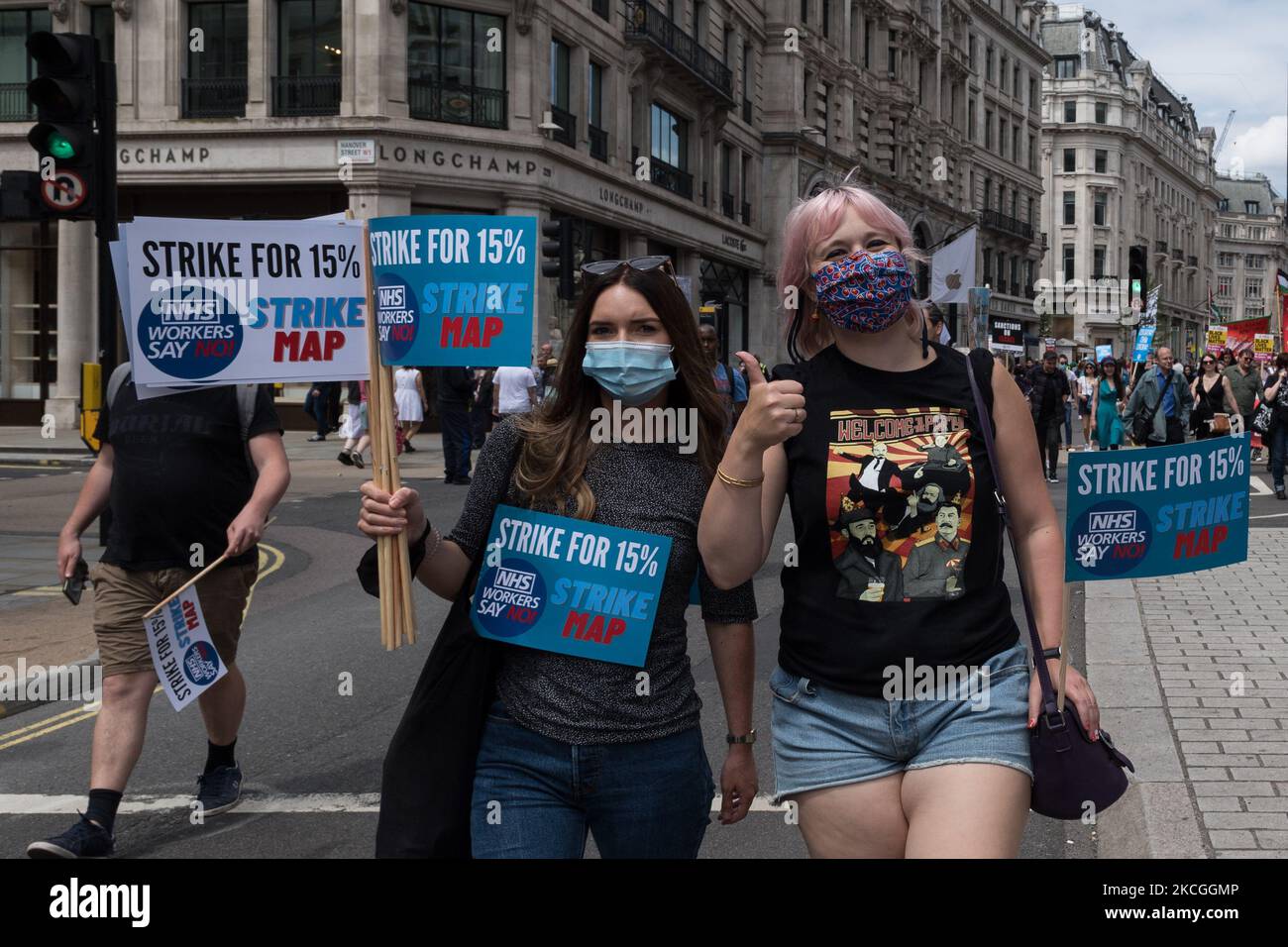 LONDRA, REGNO UNITO - 26 GIUGNO 2021: Lo staff dell'NHS marciò attraverso il centro di Londra durante la People's Assembly Against austerity National Demonstration il 26 giugno 2021 a Londra, Inghilterra. I manifestanti di varie organizzazioni protestano contro la gestione da parte del governo della pandemia di coronavirus e chiedono la rinazionalizzazione delle industrie chiave, la lotta contro il razzismo istituzionale e l'azione contro l'emergenza climatica. (Foto di Wiktor Szymanowicz/NurPhoto) Foto Stock