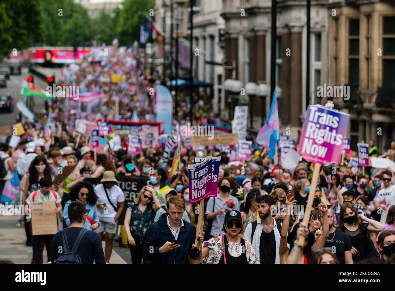 Manifestanti durante la Trans Pride di Londra (Gran Bretagna), 26 giugno 2021. London Trans+ Pride 2021 è una risposta diretta ai piani trapelati dai governi conservatori per abbandonare le riforme progressiste al Gender Recognition Act, una mossa che causerà danni irreparabili alla vita dei trans nel Regno Unito (Foto di Maciek Musialek/NurPhoto) Foto Stock