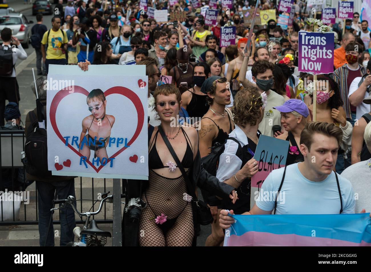 LONDRA, REGNO UNITO - 26 GIUGNO 2021: Le persone transgender e i loro sostenitori marciano attraverso il centro di Londra durante la terza marcia di protesta di Trans Pride per l'uguaglianza il 26 giugno 2021 a Londra, Inghilterra. I manifestanti chiedono investimenti in assistenza sanitaria trans, servizi igienici accessibili e strutture carcerarie, la fine degli interventi chirurgici non consensuali sui bambini intersessuali e il divieto di terapie di conversione pseudoserifiche. (Foto di Wiktor Szymanowicz/NurPhoto) Foto Stock