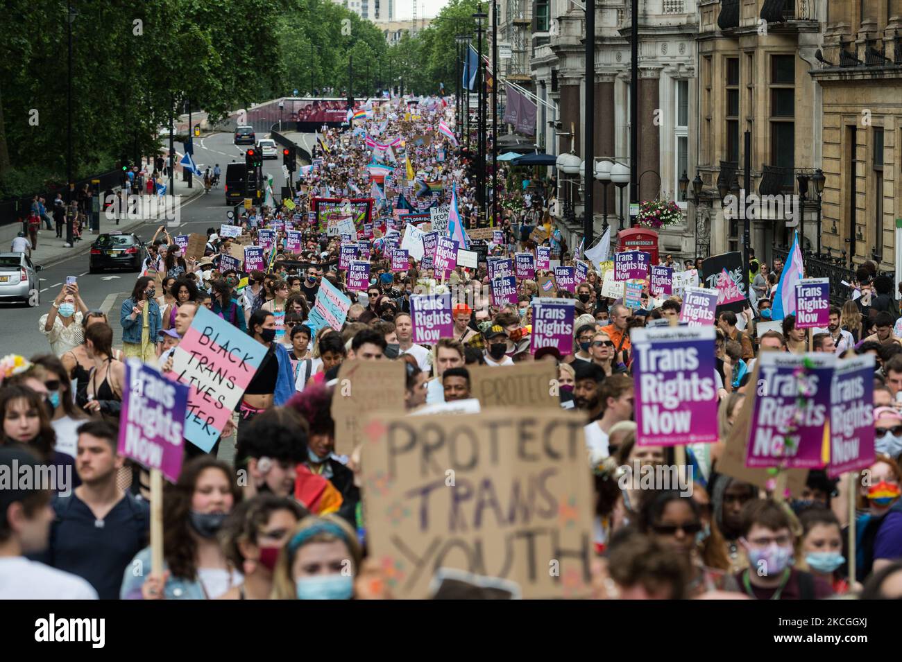 LONDRA, REGNO UNITO - 26 GIUGNO 2021: Le persone transgender e i loro sostenitori marciano attraverso il centro di Londra durante la terza marcia di protesta di Trans Pride per l'uguaglianza il 26 giugno 2021 a Londra, Inghilterra. I manifestanti chiedono investimenti in assistenza sanitaria trans, servizi igienici accessibili e strutture carcerarie, la fine degli interventi chirurgici non consensuali sui bambini intersessuali e il divieto di terapie di conversione pseudoserifiche. (Foto di Wiktor Szymanowicz/NurPhoto) Foto Stock