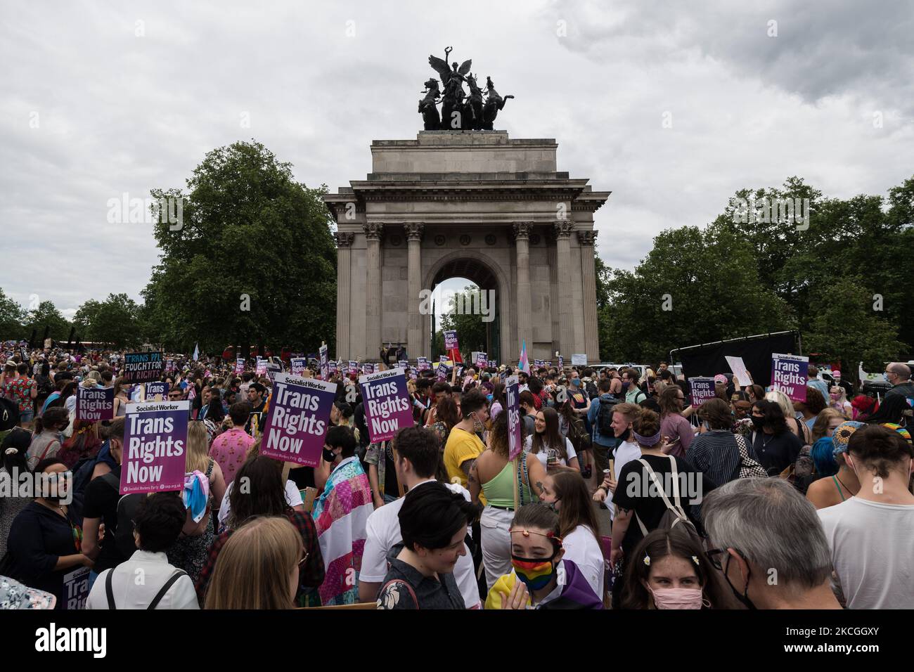 LONDRA, REGNO UNITO - 26 GIUGNO 2021: Le persone transgender e i loro sostenitori si riuniscono presso il Wellington Arch prima di attraversare il centro di Londra durante la terza marcia di protesta di Trans Pride per l'uguaglianza il 26 giugno 2021 a Londra, Inghilterra. I manifestanti chiedono investimenti in assistenza sanitaria trans, servizi igienici accessibili e strutture carcerarie, la fine degli interventi chirurgici non consensuali sui bambini intersessuali e il divieto di terapie di conversione pseudoserifiche. (Foto di Wiktor Szymanowicz/NurPhoto) Foto Stock