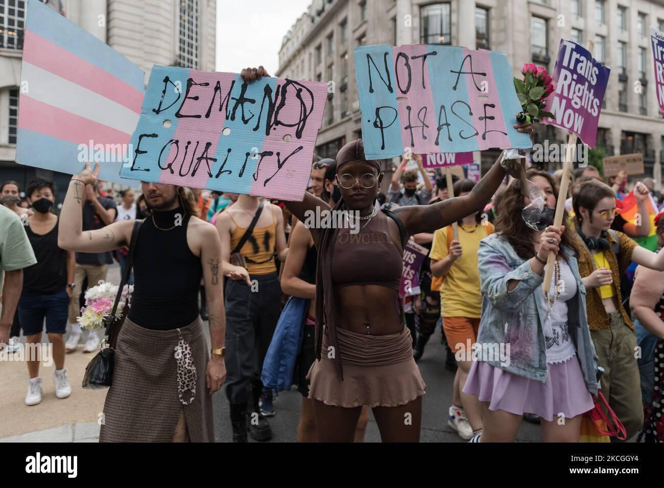 LONDRA, REGNO UNITO - 26 GIUGNO 2021: Le persone transgender e i loro sostenitori marciano attraverso il centro di Londra durante la terza marcia di protesta di Trans Pride per l'uguaglianza il 26 giugno 2021 a Londra, Inghilterra. I manifestanti chiedono investimenti in assistenza sanitaria trans, servizi igienici accessibili e strutture carcerarie, la fine degli interventi chirurgici non consensuali sui bambini intersessuali e il divieto di terapie di conversione pseudoserifiche. (Foto di Wiktor Szymanowicz/NurPhoto) Foto Stock