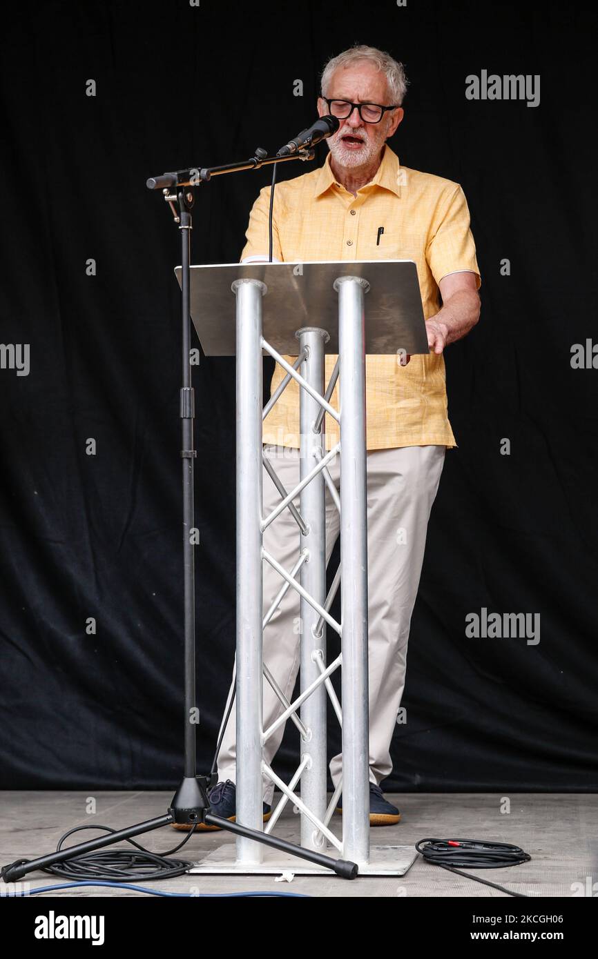 Jeremy Corbyn, ex leader del Partito laburista, parla durante una protesta contro il governo a Parliament Square, nel centro di Londra, Regno Unito, il 26 giugno 2021. La protesta unisce gli attivisti di molti movimenti di sinistra dell'opposizione come Kill the Bill, l'Assemblea popolare, le voci dello staff dell'NHS, la Coalizione di Stop the War o la ribellione di Extincion. (Foto di Dominika Zarzycka/NurPhoto) Foto Stock