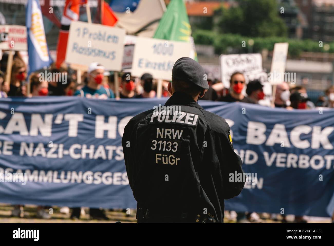Le politiche sono viste durante la protesta contro la nuova legge dell'Assemblea nella Renania settentrionale-Vestfalia, che regolerà alcuni diritti democratici di libertà di riunione. (Foto di Ying Tang/NurPhoto) Foto Stock