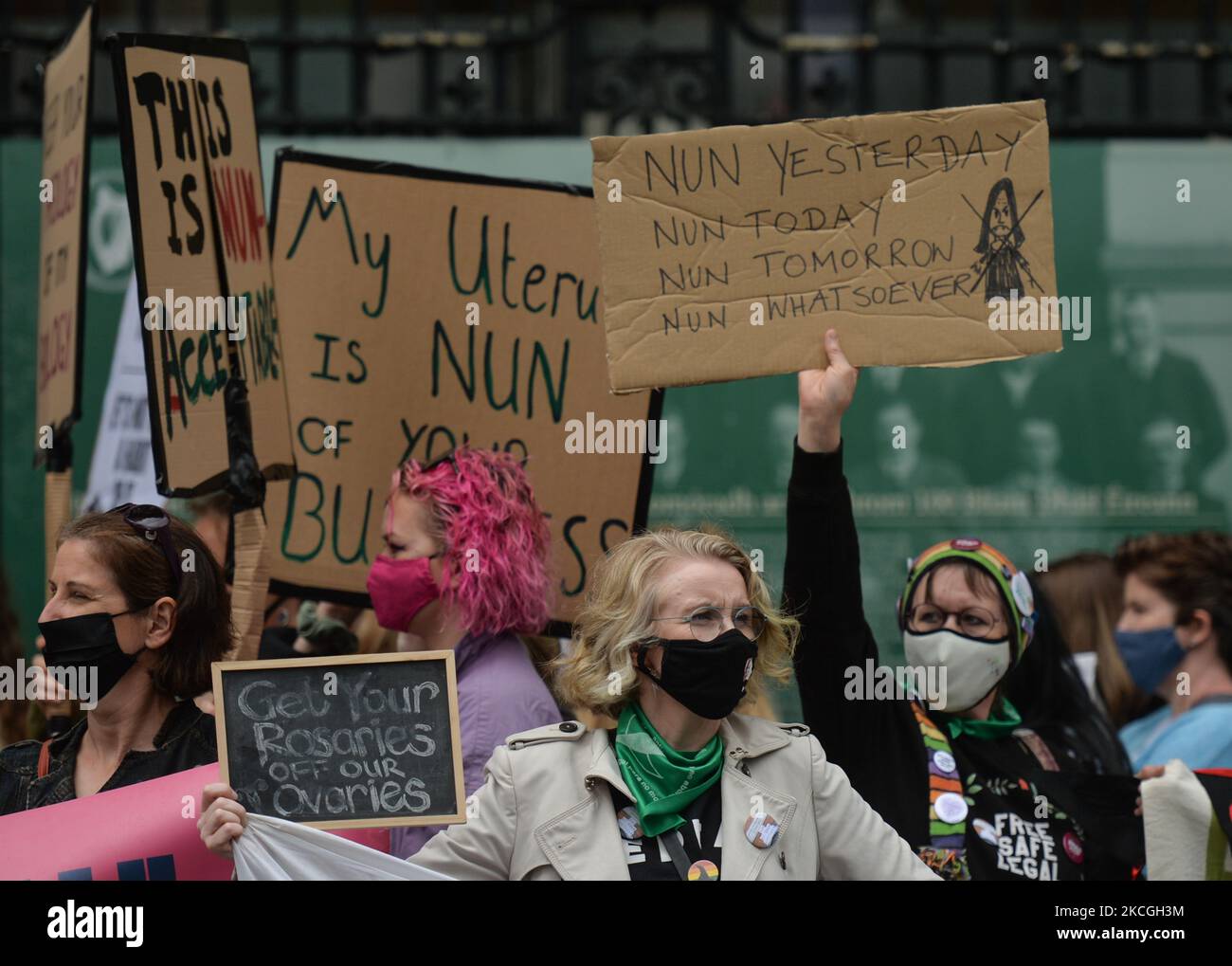 Attivisti alla protesta di "Make NMH Ours" fuori Leinster House a Dublino, che si batte contro la Chiesa cattolica proprietaria del nuovo National Maternity Hospital (NHM) e che sminuiscono che il NMH sia di proprietà pubblica. Sabato, 26 giugno 2021, a Dublino, Irlanda (Foto di Artur Widak/NurPhoto) Foto Stock