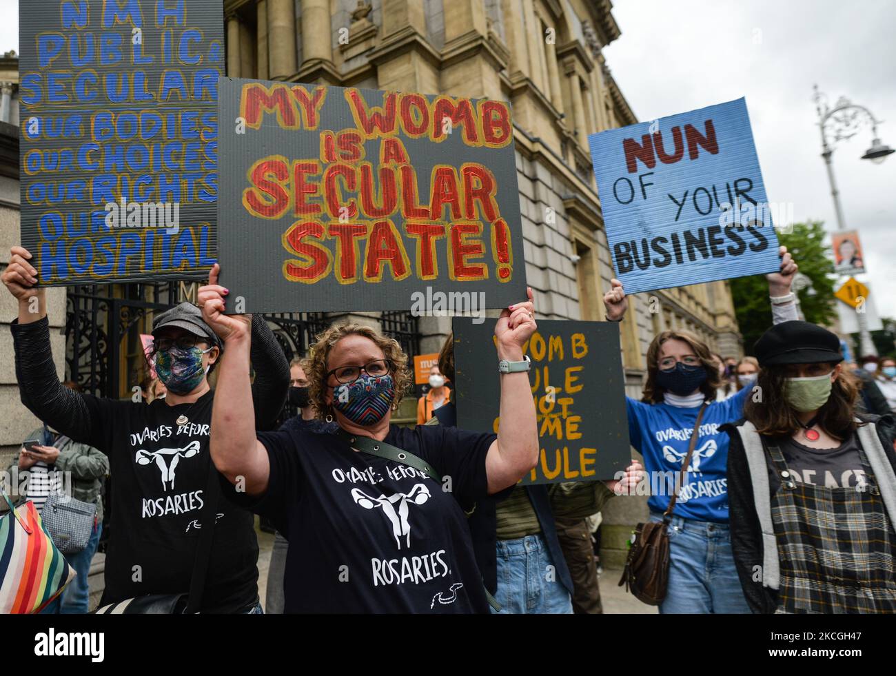 Attivisti alla protesta di "Make NMH Ours" fuori Leinster House a Dublino, che si batte contro la Chiesa cattolica proprietaria del nuovo National Maternity Hospital (NHM) e che sminuiscono che il NMH sia di proprietà pubblica. Sabato, 26 giugno 2021, a Dublino, Irlanda (Foto di Artur Widak/NurPhoto) Foto Stock