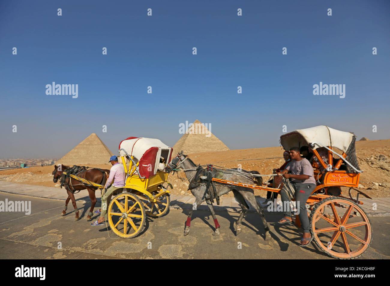 Vita quotidiana alle piramidi di Giza, Egitto, il 26 giugno 2021. (Foto di Fadel Dawod/NurPhoto) Foto Stock