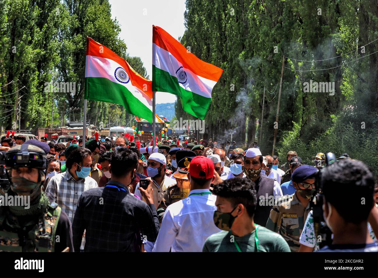 I cadetti del NCC e i soldati dell'esercito indiano portano la bandiera nazionale indiana durante un evento a Baramulla, Jammu e Kashmir, India, il 27 giugno 2021. (Foto di Nasir Kachroo/NurPhoto) Foto Stock