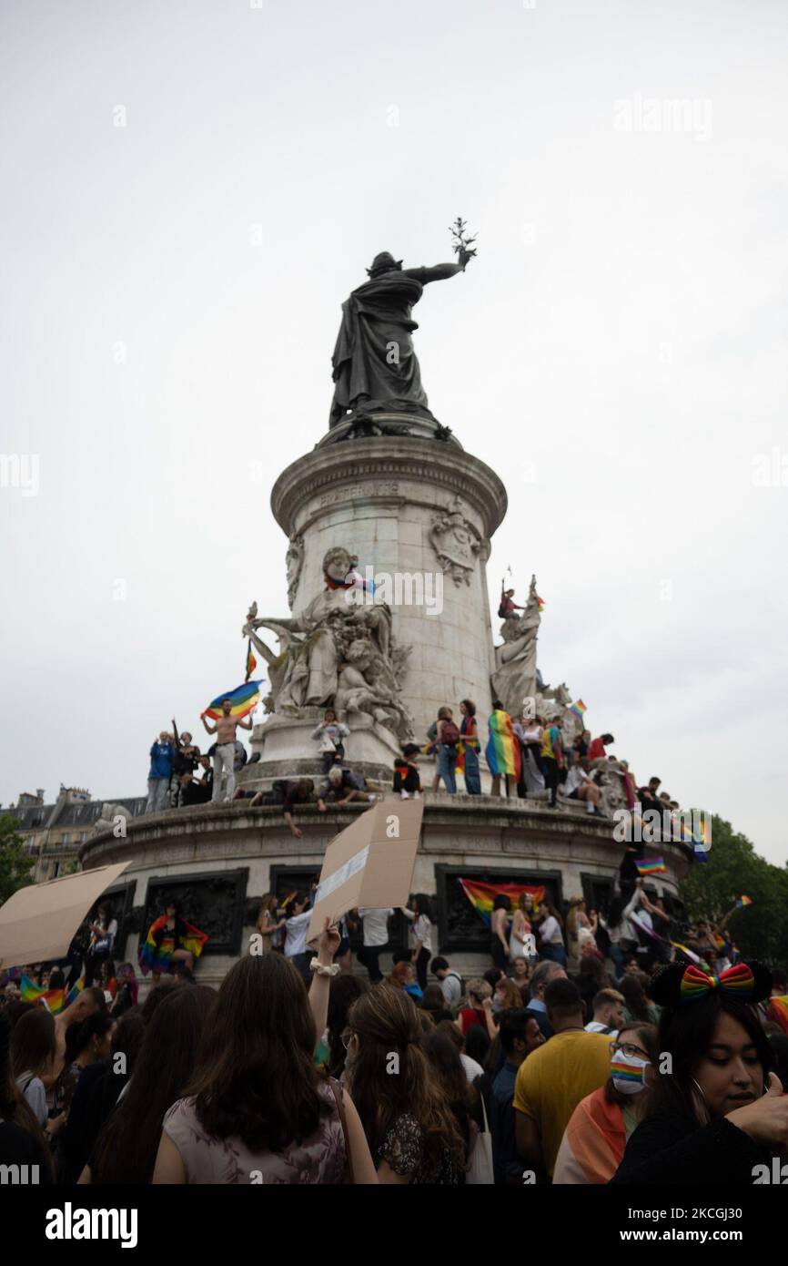 Persone che hanno partecipato alla 2021 edizione della Pride Parade a Parigi, in Francia, il 26 giugno 2021 da Pantin, a Place de la Republique. 30.000 persone hanno partecipato all'evento, secondo gli organizzatori. (Foto di Adrien Fillon/NurPhoto) Foto Stock