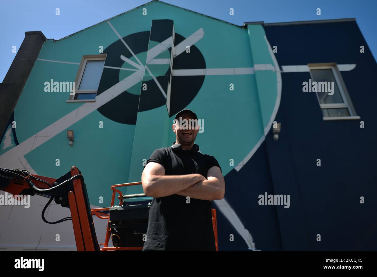 James Earley, artista di strada irlandese, lavora a un nuovo murale "le nostre grandi madri dolci" nel centro di Dún Laoghaire. Dal giugno 22nd, le strade e le corsie di Dún Laoghaire si illuminano con una serie di opere d'arte di strada nell'ambito del progetto Dún Laoghaire Anseo. Domenica 27 giugno 2021 a Dublino, Irlanda. (Foto di Artur Widak/NurPhoto) Foto Stock