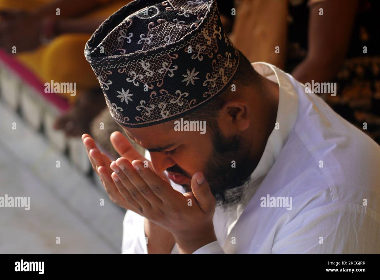 I pellegrini indiani visitano il Santuario di Sufi Saint Hazrat Khwaja Moinuddin Chishti, dopo la facilità con cui il COVID ha indotto restrizioni, ad Ajmer, Rajasthan, India, il 28 giugno 2021. (Foto di Himanshu Sharma/NurPhoto) Foto Stock