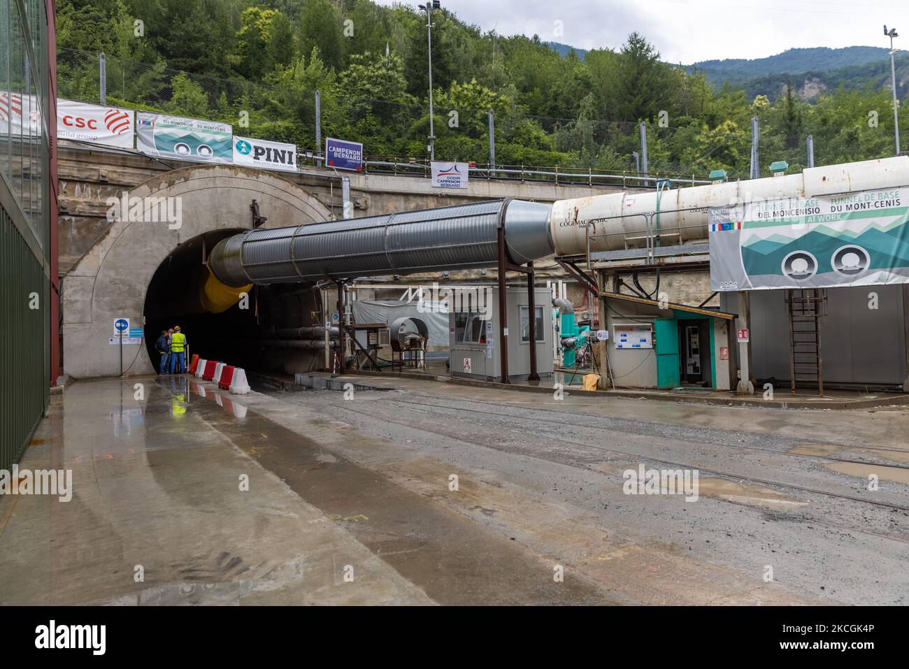 28/06/2021 Chiomonte, Torino, Italia. Panoramica generale del cantiere ferroviario TAV di Chiomonte. I lavori del treno ad alta velocità Torino-Lione sono in continuo progresso e l'intero progetto, strategico per il governo italiano ma molto contrastato dalla popolazione, sarà completato come previsto nel 2032. (Foto di Mauro Ujetto/NurPhoto) Foto Stock