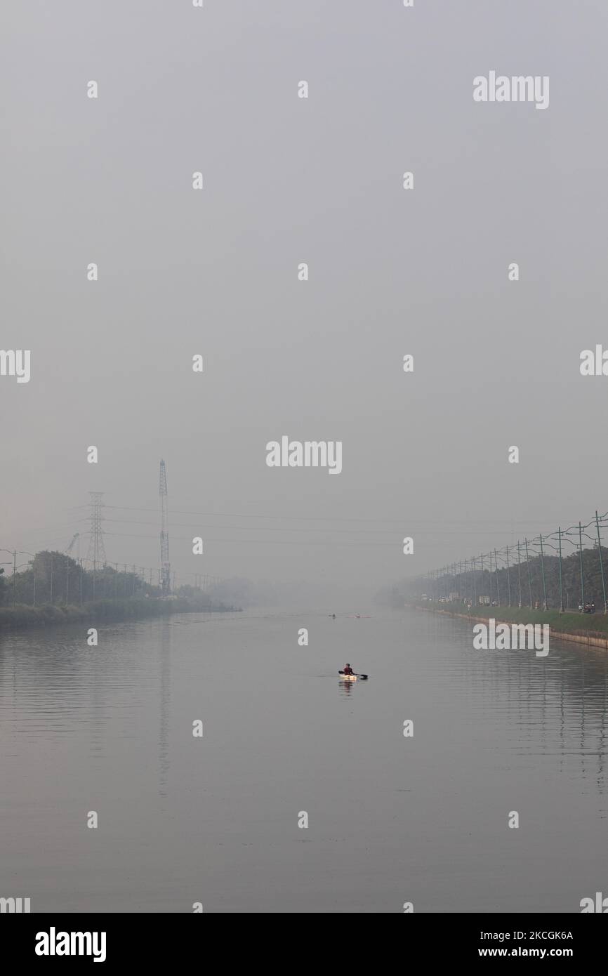Gli atleti di canottaggio stanno esercitandosi sul fiume altamente inquinato dal canale di inondazione orientale a Jakarta, Indonesia, il 28 giugno 2021. (Foto di Donal Husni/NurPhoto) Foto Stock
