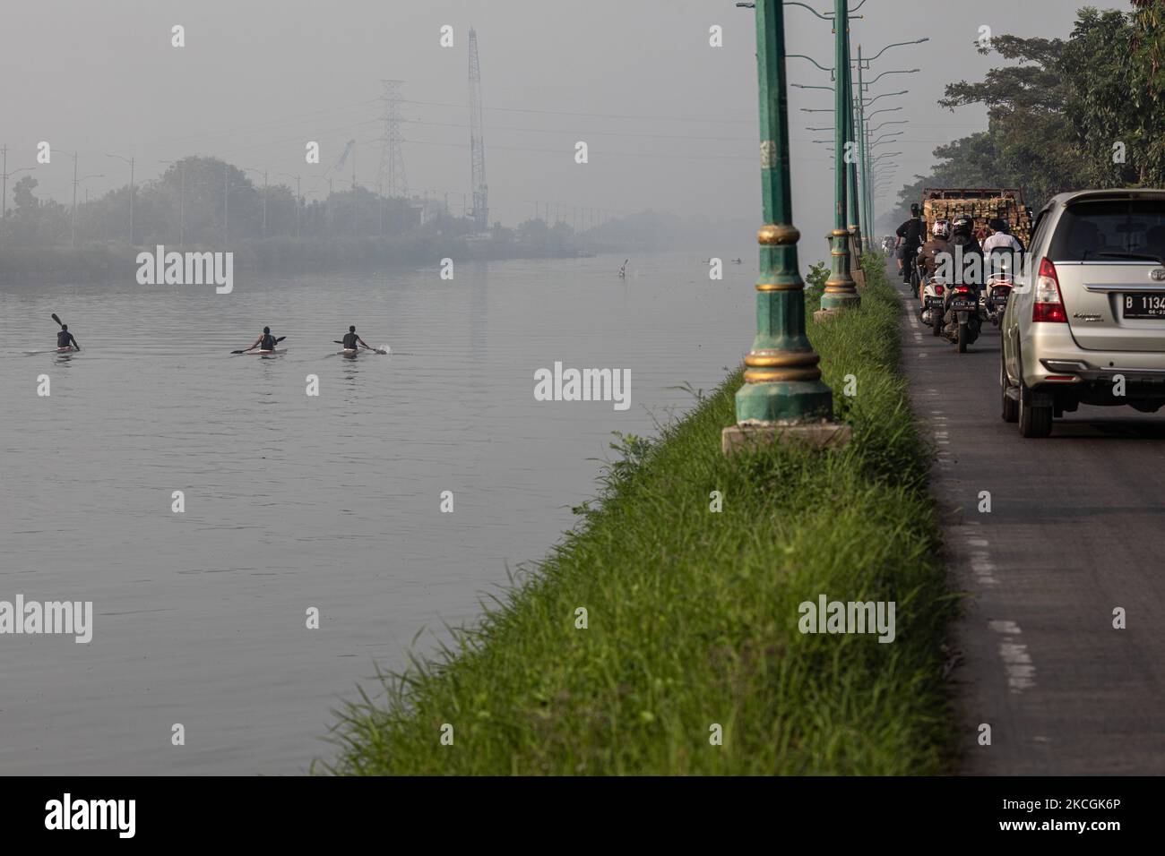 Gli atleti di canottaggio stanno esercitandosi sul fiume altamente inquinato dal canale di inondazione orientale a Jakarta, Indonesia, il 28 giugno 2021. (Foto di Donal Husni/NurPhoto) Foto Stock