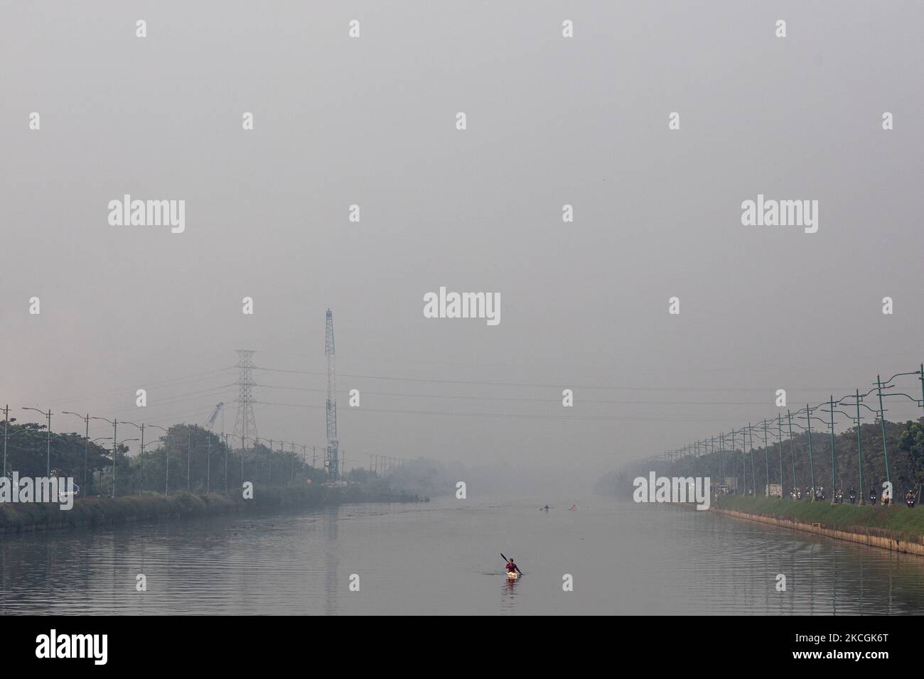 Gli atleti di canottaggio stanno esercitandosi sul fiume altamente inquinato dal canale di inondazione orientale a Jakarta, Indonesia, il 28 giugno 2021. (Foto di Donal Husni/NurPhoto) Foto Stock