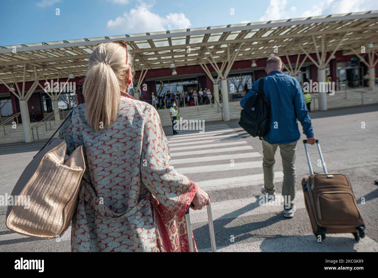 Passeggeri con maschere facciali come visto all'Aeroporto Internazionale di Chania CHQ nell'isola greca di Creta. Creta è una popolare destinazione di viaggio con spiagge famose e fortemente sviluppato settore turistico, con la lunga stagione turistica in quanto si trova nel sud della Grecia, nelle acque del Mediterraneo. La Grecia sta cercando di incentivare il proprio turismo e dare privilegi per vaccinare contro la pandemia di Coronavirus Covid-19 turisti internazionali e locali, poiché il paese è fortemente dipendente dal settore turistico. Il numero di traffico mondiale di passeggeri nel settore dell'aviazione è diminuito a causa delle restrizioni di viaggio, delle misure di sicurezza su Foto Stock