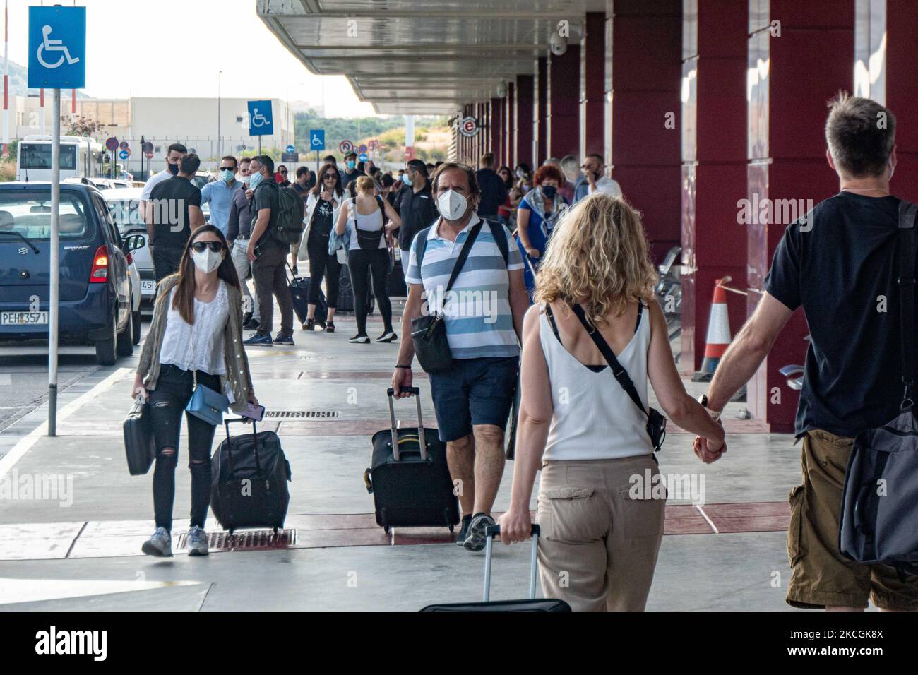 Passeggeri con maschere facciali come visto all'Aeroporto Internazionale di Chania CHQ nell'isola greca di Creta. Creta è una popolare destinazione di viaggio con spiagge famose e fortemente sviluppato settore turistico, con la lunga stagione turistica in quanto si trova nel sud della Grecia, nelle acque del Mediterraneo. La Grecia sta cercando di incentivare il proprio turismo e dare privilegi per vaccinare contro la pandemia di Coronavirus Covid-19 turisti internazionali e locali, poiché il paese è fortemente dipendente dal settore turistico. Il numero di traffico mondiale di passeggeri nel settore dell'aviazione è diminuito a causa delle restrizioni di viaggio, delle misure di sicurezza su Foto Stock