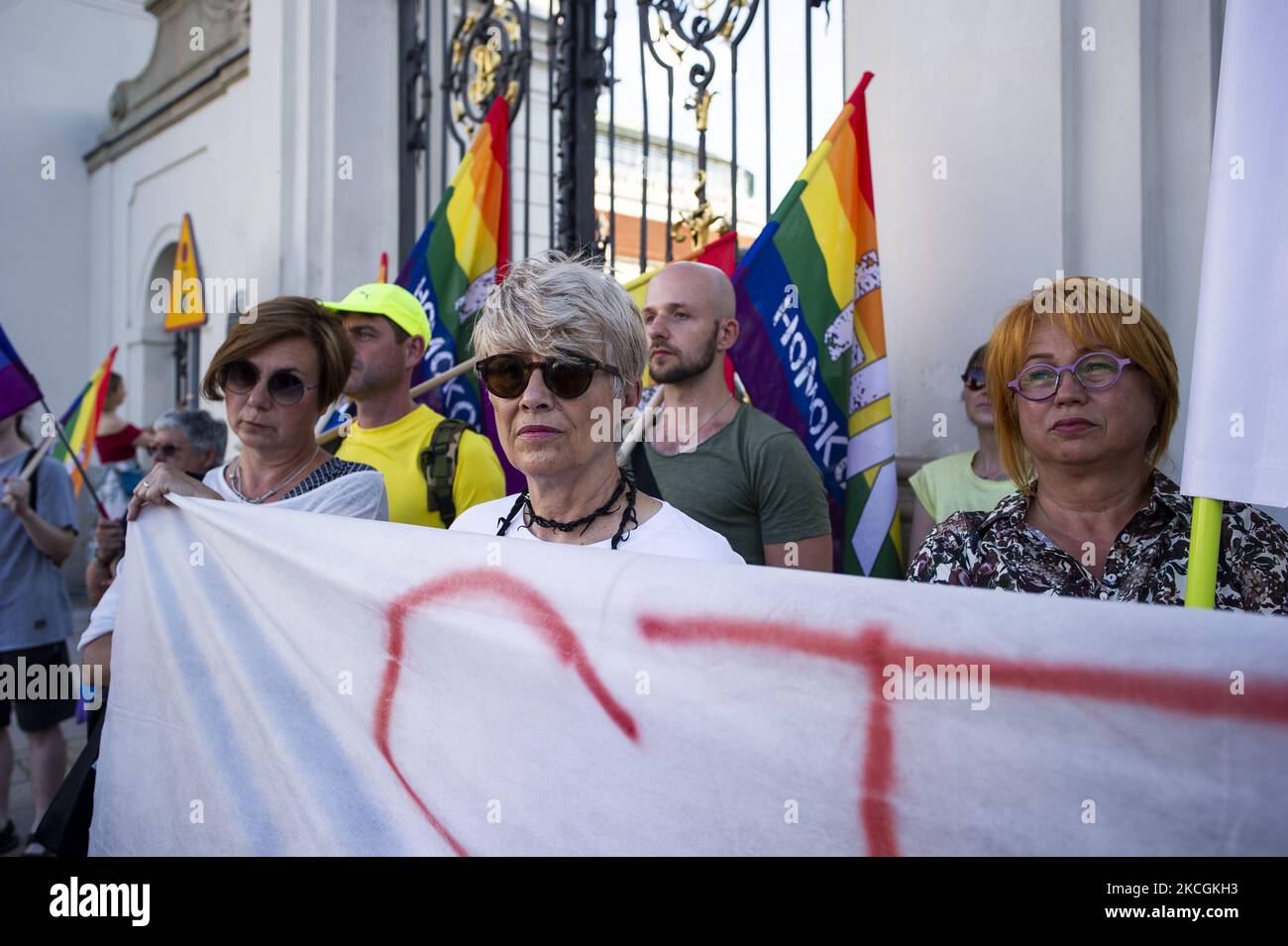 Un gruppo di antifasciti, per lo più donne, insieme agli attivisti LGBT, ha protestato oggi contro il governo polacco, che ha appena sovvenzionato le ONG di estrema destra con 700 000 euro I manifestanti si sono riuniti davanti al Ministero della Cultura e del Patrimonio Nazionale responsabile della decisione. Varsavia, Polonia, il 28th giugno 2021. (Foto di Piotr Lapinski/NurPhoto) Foto Stock