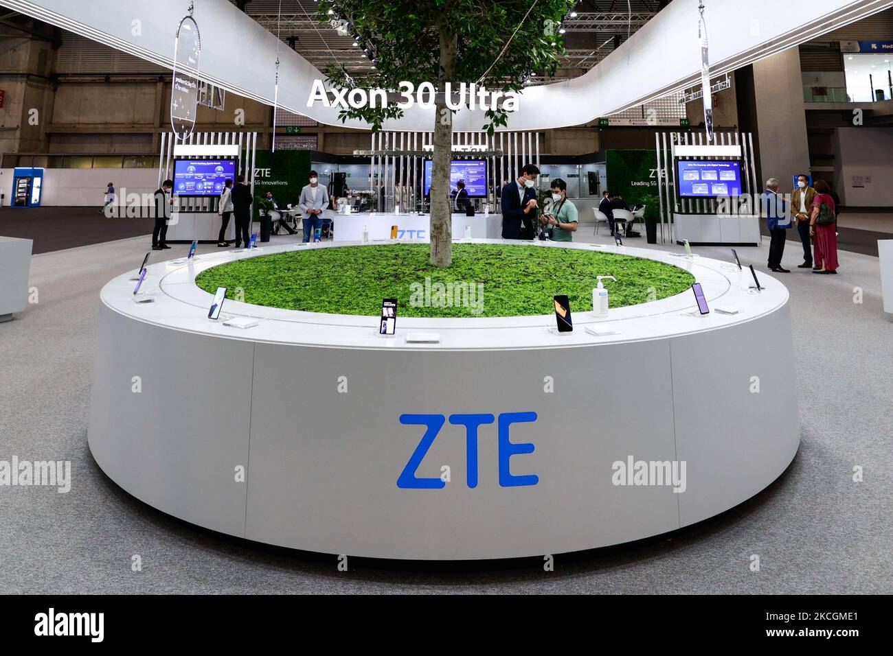ZTE Axon 30 Ultra, presentato durante il secondo giorno del Mobile World Congress (MWC) Barcellona, il 29 giugno 2021 a Barcellona, Spagna. (Foto di Joan Cros/NurPhoto) Foto Stock
