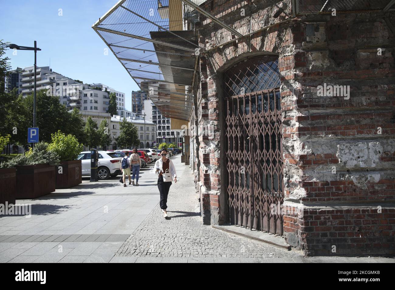 Un edificio è visto in Prosta Street, un ex quartiere ebraico il 29 giugno 2021 a Varsavia, Polonia. Il governo polacco ha approvato un disegno di legge che limiterà severamente le richieste di restituzione da parte delle famiglie ebraiche per le proprietà perse durante l'occupazione nazista tedesca della Polonia. Il governo polacco sostiene che il disegno di legge offrirà certezza agli attuali proprietari di proprietà, mentre Israele dice che il disegno di legge è 'immorale'. L'approvazione del progetto di legge ha portato a una fila diplomatica tra i due paesi. (Foto di Str/NurPhoto) Foto Stock