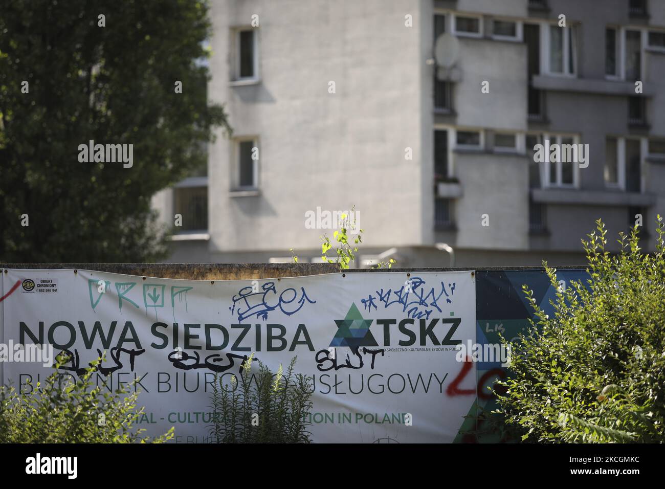 Banner con grafitti sono visti in un cantiere di costruzione in un ex quartiere ebraico il 29 giugno 2021 a Varsavia, Polonia. Il governo polacco ha approvato un disegno di legge che limiterà severamente le richieste di restituzione da parte delle famiglie ebraiche per le proprietà perse durante l'occupazione nazista tedesca della Polonia. Il governo polacco sostiene che il disegno di legge offrirà certezza agli attuali proprietari di proprietà, mentre Israele dice che il disegno di legge è 'immorale'. L'approvazione del progetto di legge ha portato a una fila diplomatica tra i due paesi. (Foto di Str/NurPhoto) Foto Stock